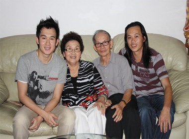Hoài Linh cùng ba mẹ và em út Dương Triệu Vũ