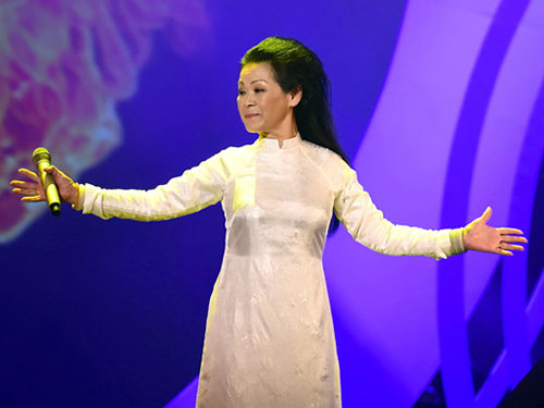 Ca sĩ Khánh Ly trình diễn trong đêm nhạc của mình tại Hà Nội. 