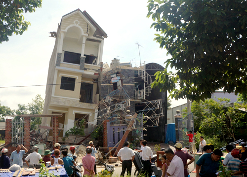 Toàn cảnh nhà 4 tầng đổ sập, 12 người thoát chết