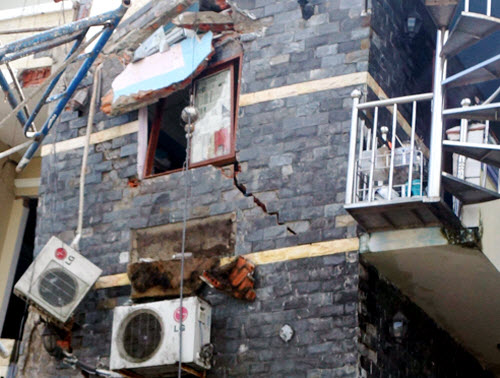 Toàn cảnh nhà 4 tầng đổ sập, 12 người thoát chết